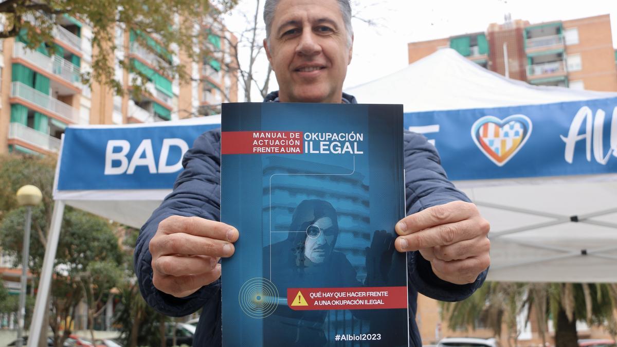Albiol presenta a tres meses de las municipales en Badalona un provocativo &quot;manual de actuación frente a una okupación ilegal&quot;.