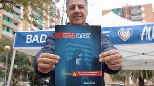 Albiol presenta a tres meses de las municipales en Badalona un provocativo manual de actuación frente a una okupación ilegal.