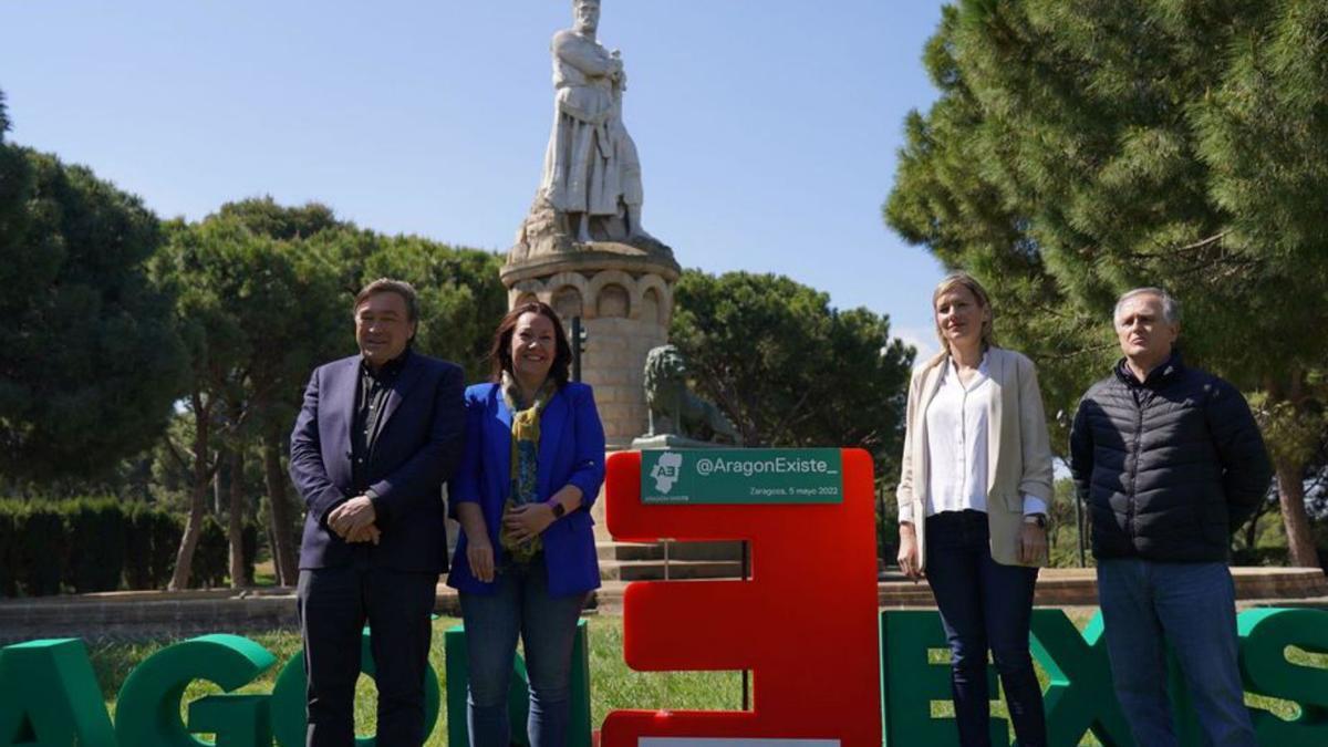 Guitarte (izda.) y Martín (segunda por la derecha), coordinadores. | TERUEL EXISTE