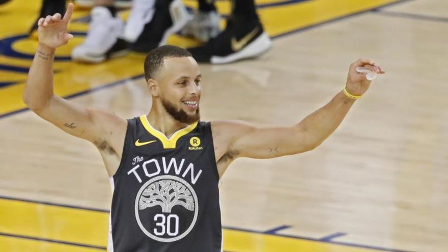 Los Warriors ponen el 2-0 con un Curry de récord