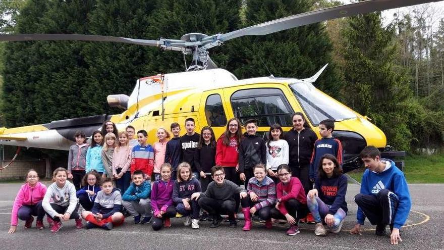 El helicóptero que aterrizó en el colegio de Infiesto, una atracción