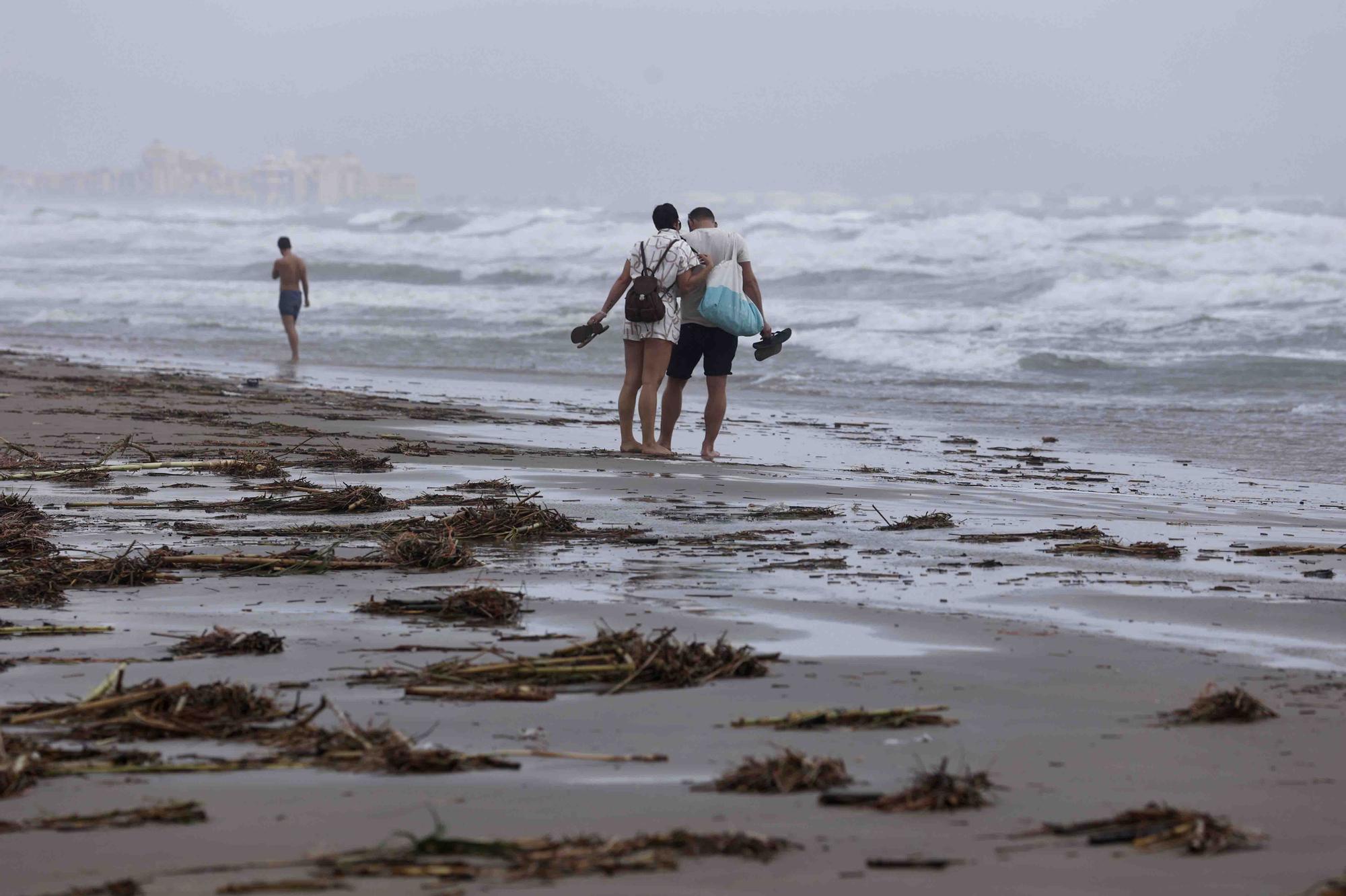 La playa de la Malvarrosa despues del temporal