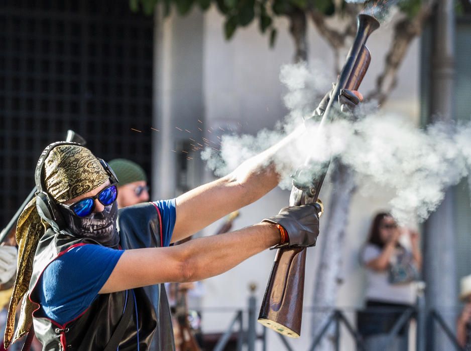 Los Contrabandistas se unen a los cristianos para luchar contra el bando moro, que logra conquistar el castillo por un día