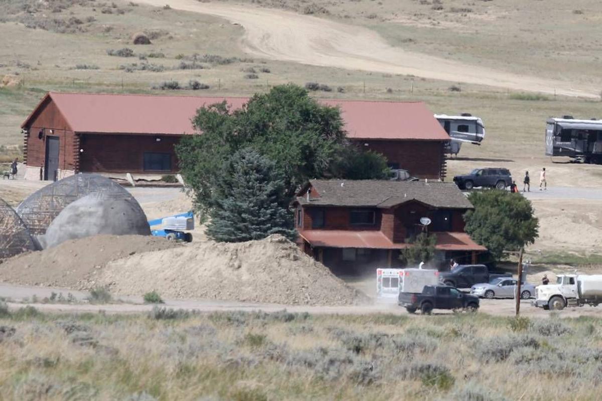 Por cierto que el rancho, en Wyoming, es de todo menos una casa de rico