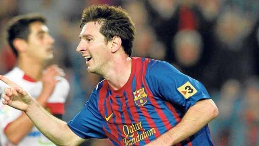 Leo Messi celebra el primero de sus tres tantos de la noche, anotado de penalti, con Pau Cendrós tras él.