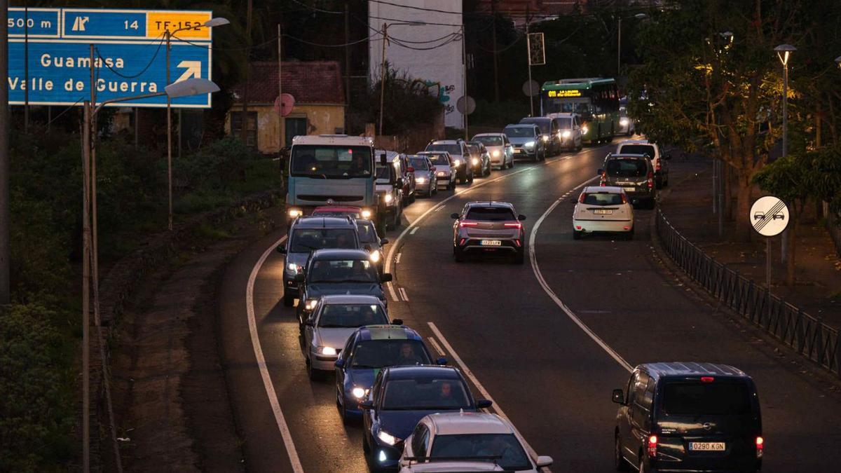 Colas durante la prueba piloto en el enlace 14 de la TF-5, la autopista del Norte, a la altura de Guamasa