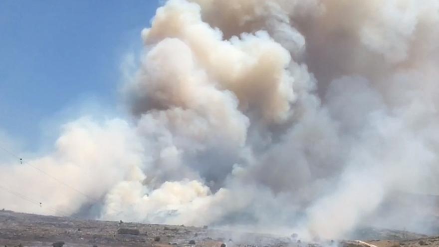 Un incendio forestal en Cabra moviliza a 60 bomberos y 13 medios aéreos