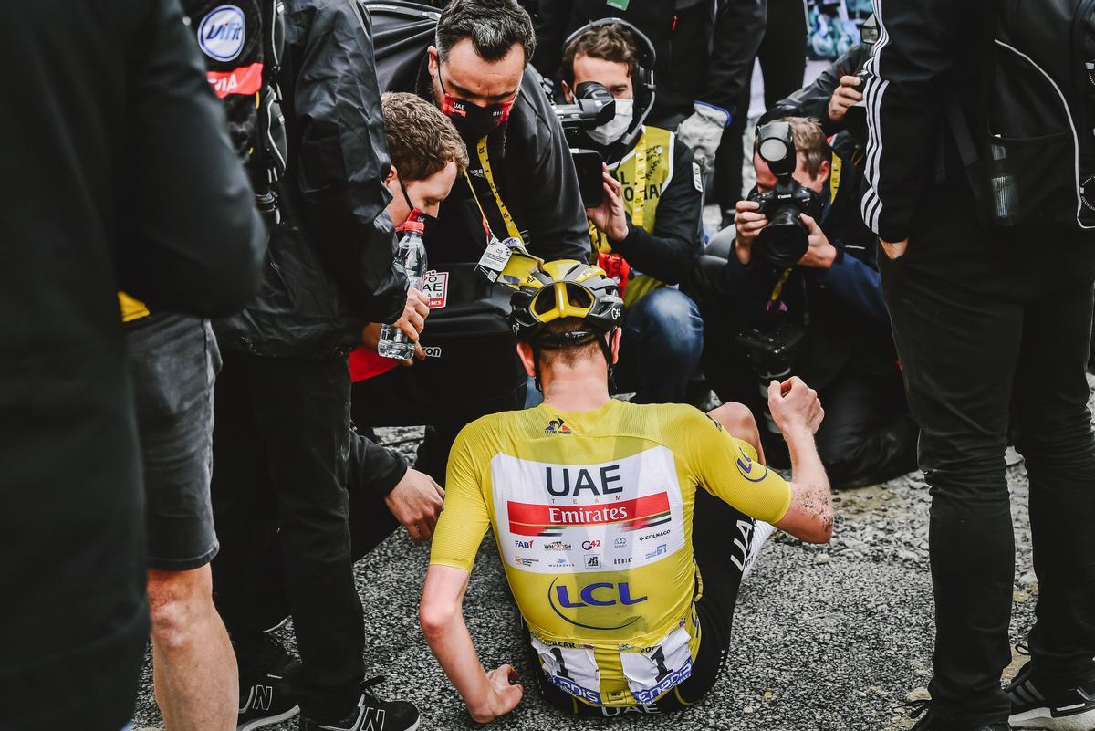 Pogacar es col·loca una alfombra groga en el Tour de França