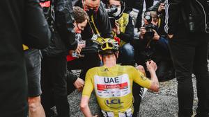 Pogacar es col·loca una alfombra groga en el Tour de França
