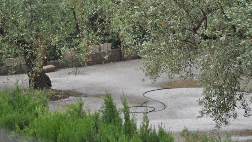 La tormenta deja granizo en Enguera y desborda los pasos de rambla