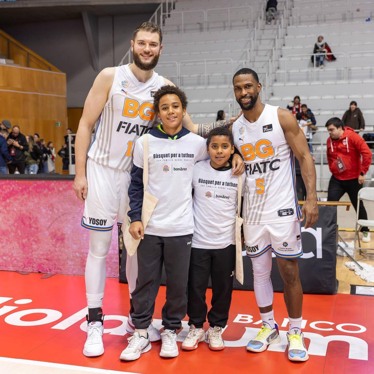 Geben i Needham, amb dos nens usuaris de la Fundació Girona Est.