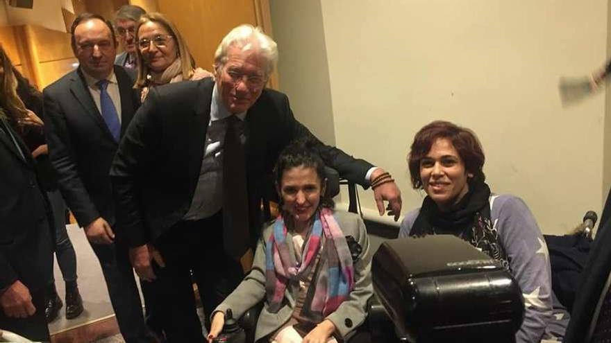 Mercedes Álvarez (derecha) y Virginia Saelices hablaron con el actor Richard Gere en el Congreso. Cedida