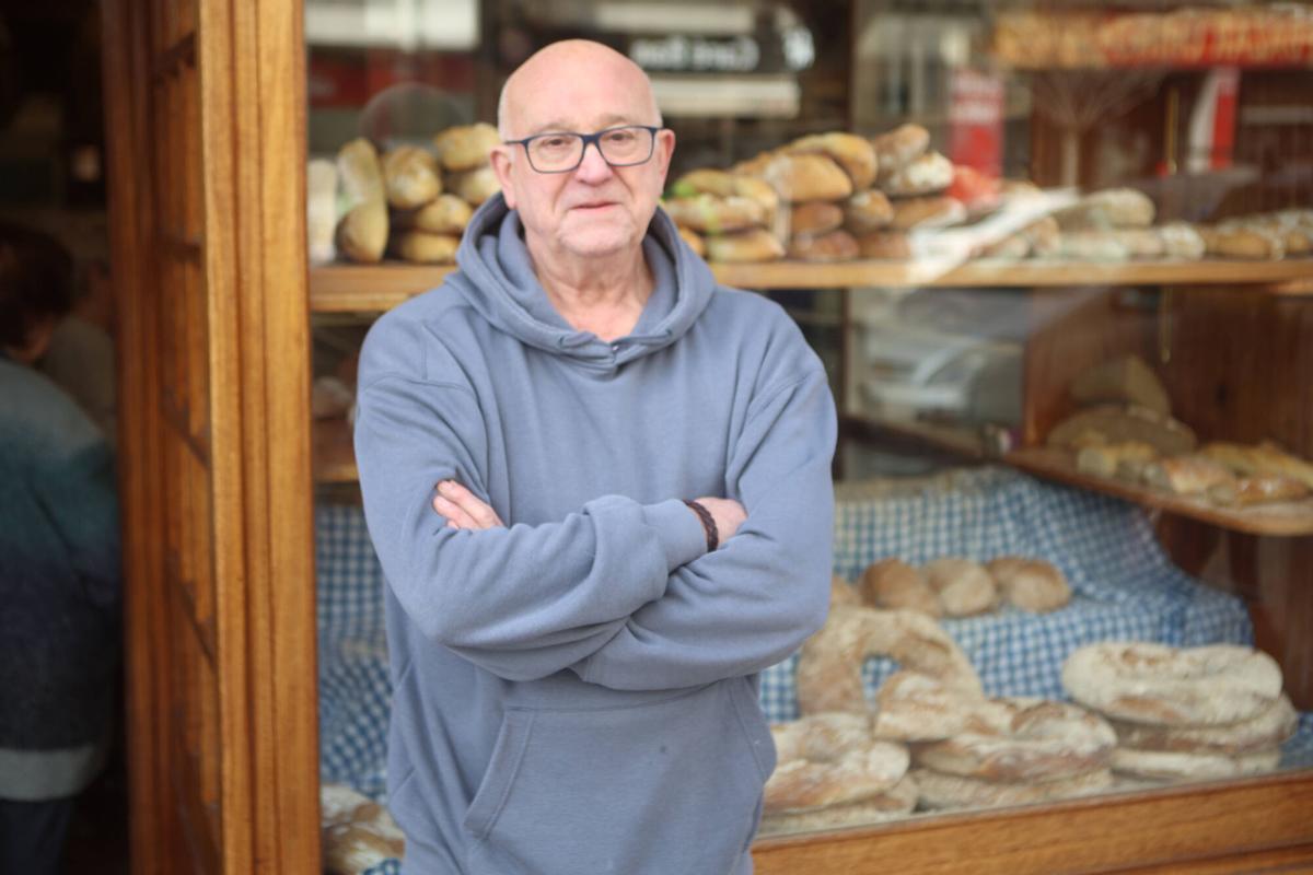 Antonio Fernández, vecino y responsable de una panadería en Labañou