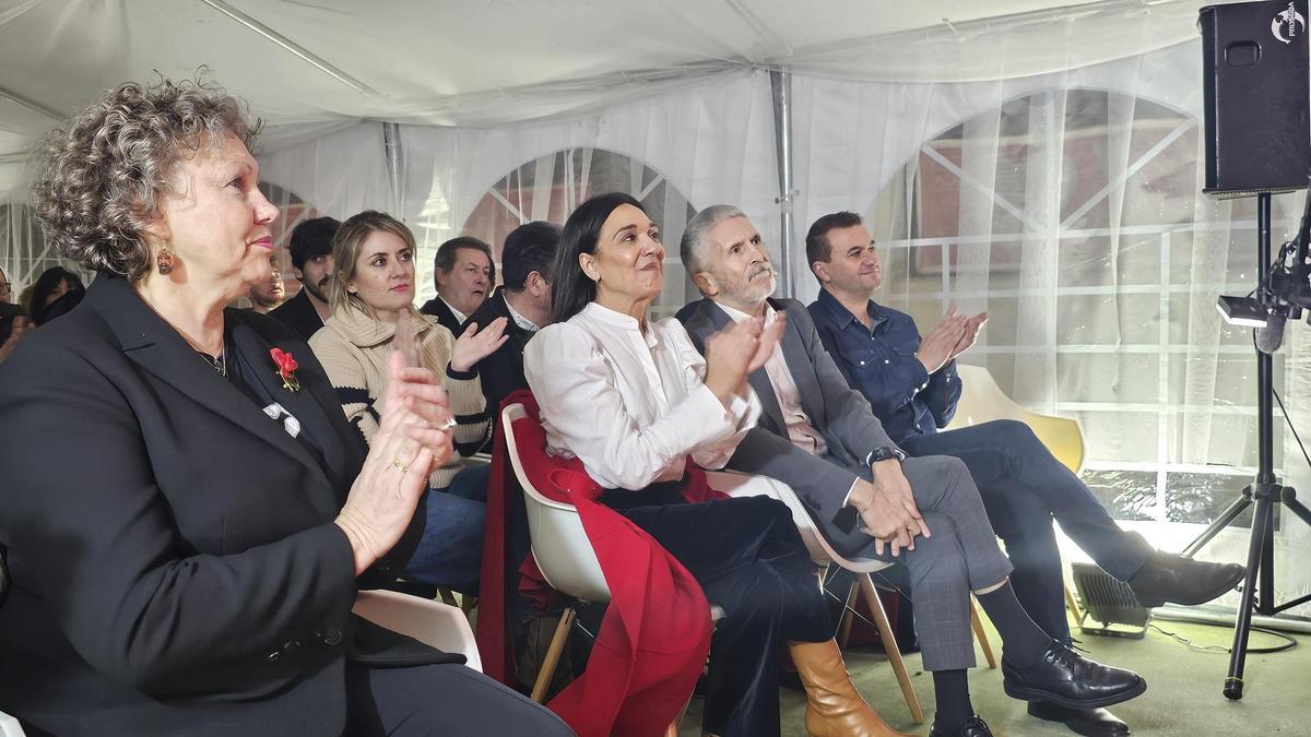 El Ministro del Interior, Fernando Grande-Marlaska, junto con la cabeza de lista del PSdeG por Ourense, Carmen Dacosta, entre otros.s.