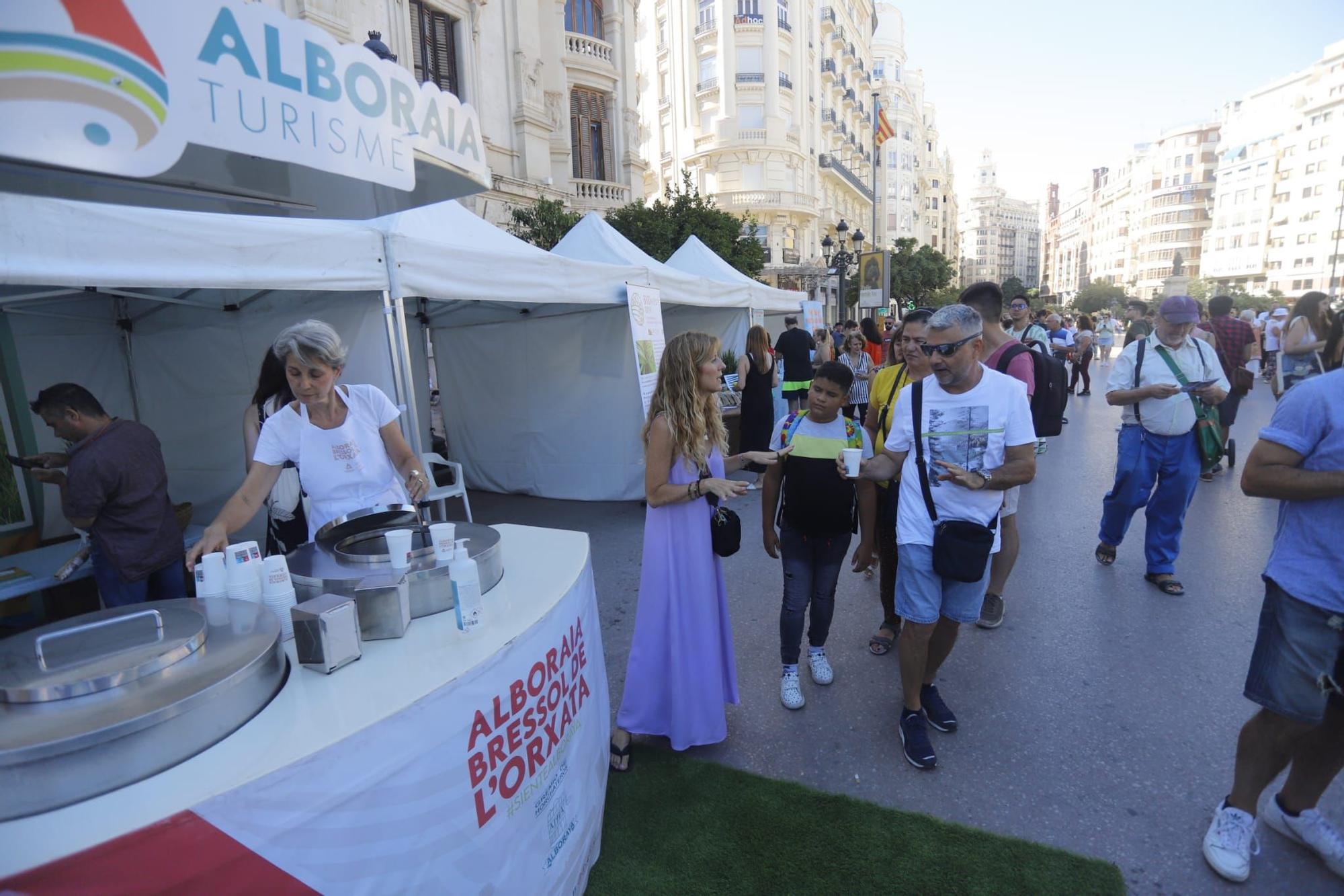 Cientos de personas y degustaciones gratis en el Día de la Horchata en València