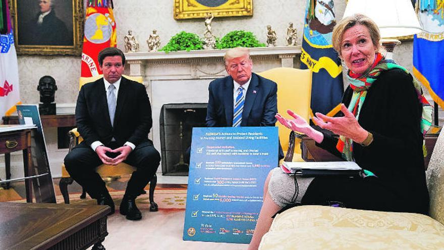 Donald Trump, con el gobernador de Florida y la coordinadora de la Casa Blanca para el coronavirus.