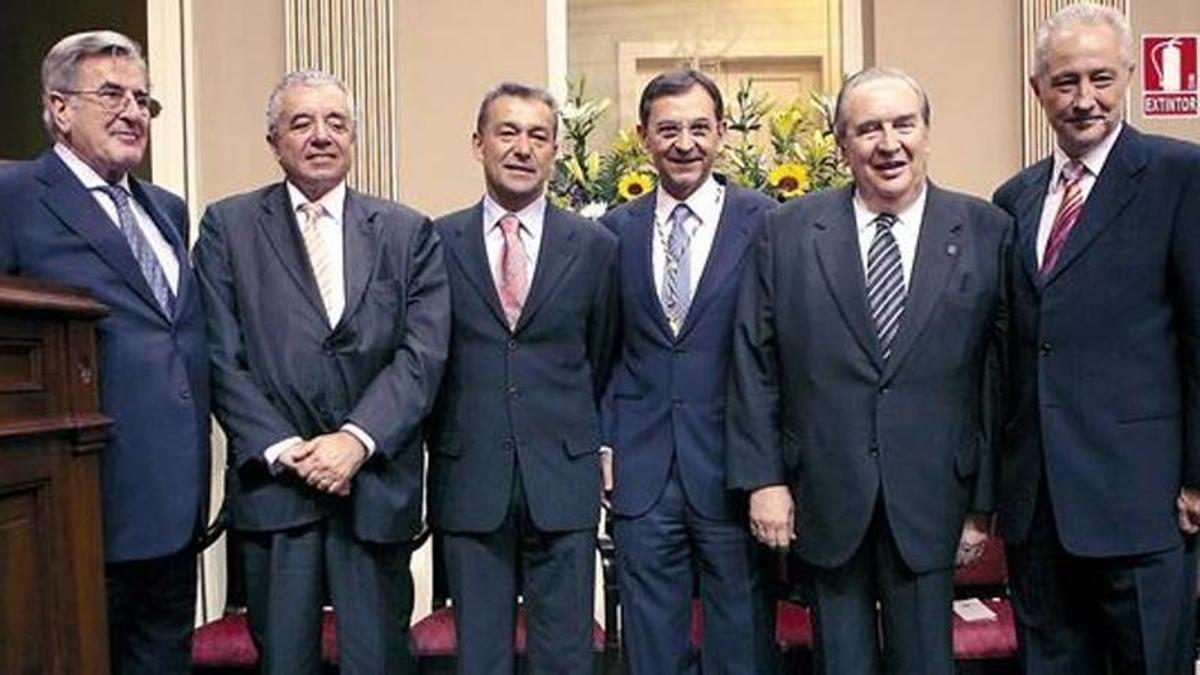 Foto de archivo de Manuel Hermoso (i), Lorenzo Olarte (2i), Paulino Rivero, Antonio Castro, Jerónimo Saavedra (2d) y Adán Martín (d) en el Parlamento.