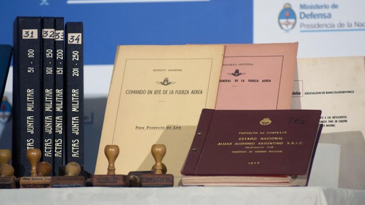 Algunos de los documentos secretos de la Junta Militar argentina, el lunes en Buenos Aires.