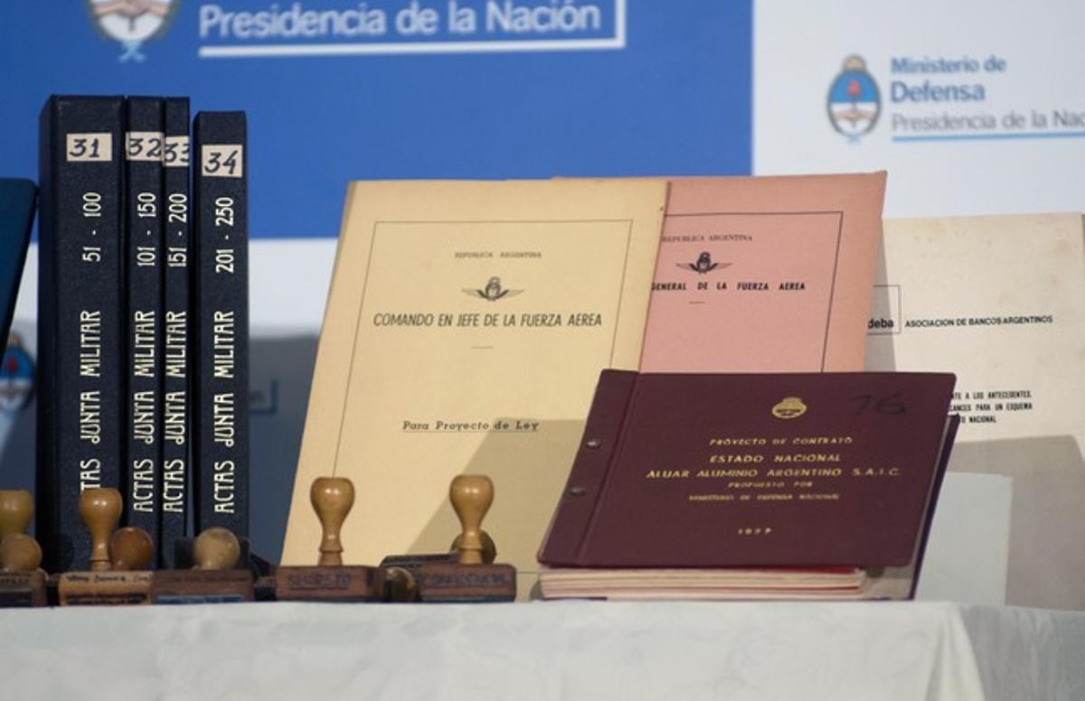 Alguns dels documents secrets de la Junta Militar argentina, dilluns a Buenos Aires.