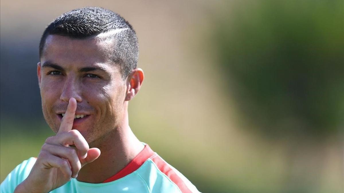 Cristiano Ronaldo pide silencio durante el entrenamiento de este miércoles con Portugal