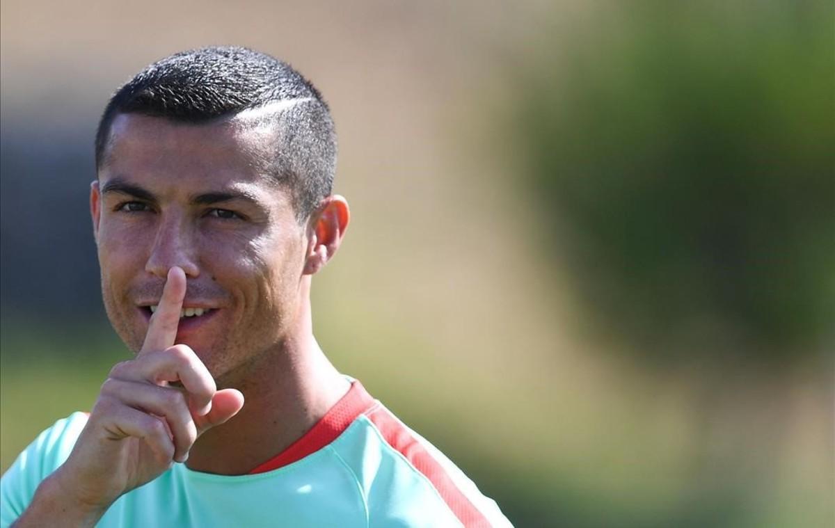 Cristiano Ronaldo pide silencio durante un entrenamiento con Portugal.