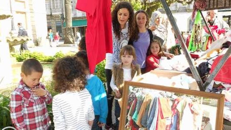 Profesorado, padres y escolares colaboraron en el mercadillo. // E.G.