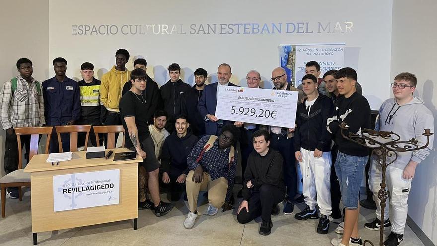 Los rotarios de Gijón conceden 5.930 euros en becas para el alumnado del Revillagigedo: "Es un día muy especial"