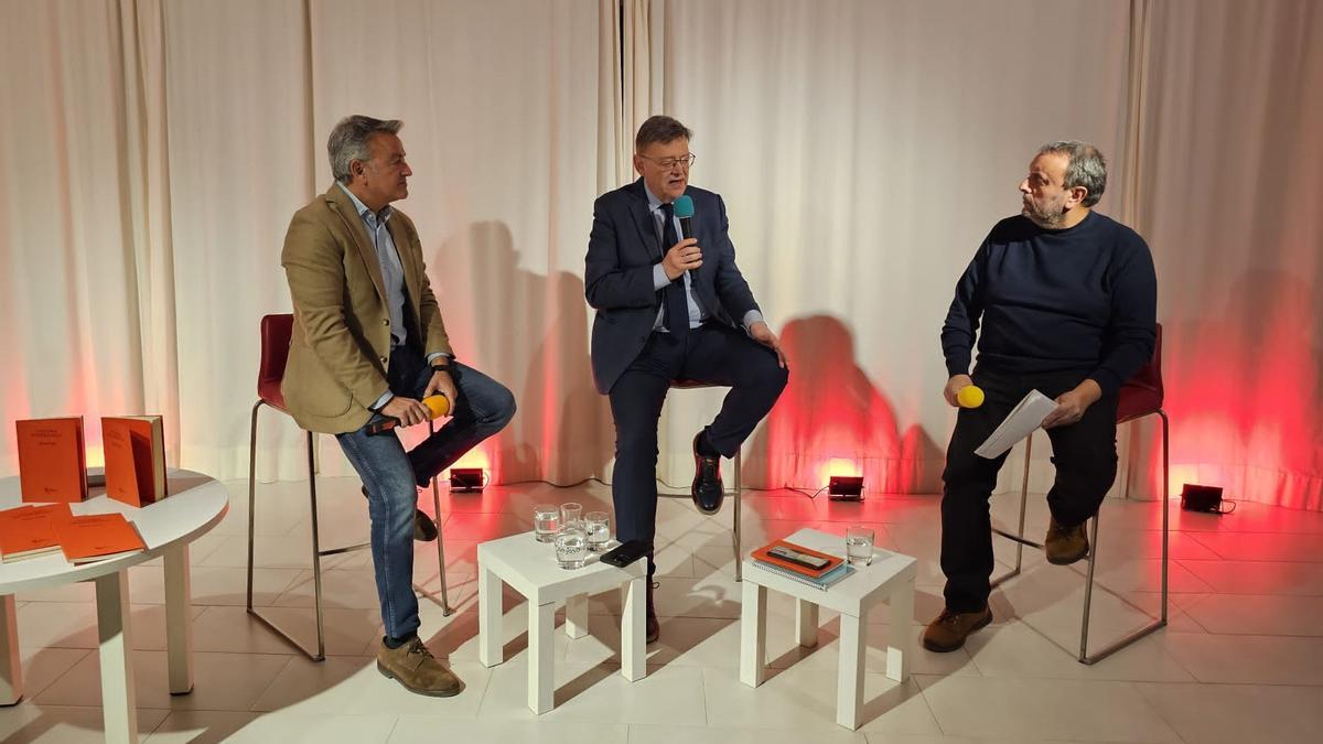 José Chulvi, Ximo Puig y Francesc Arabí, en la presentación en Xàbia de &quot;Una idea d'esperança&quot;