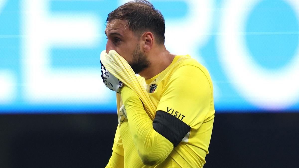 Donnarumma cries in a disconsolate way after seeing the serious injury of Musiala after a clash she had with him.