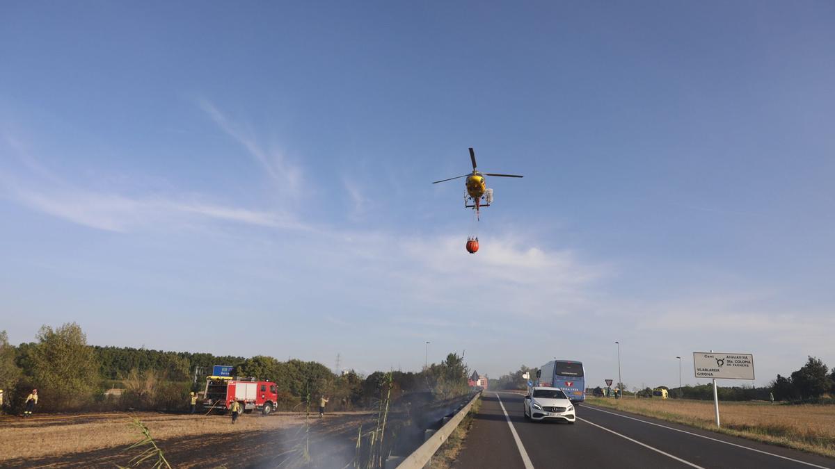 L&#039;helicòpter durant les tasques d&#039;extinció del foc d&#039;Aiguaviva