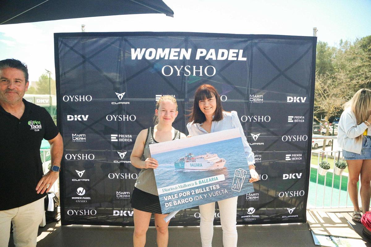 Haciendo entrega del premio cortesía de Diario de Mallorca y Prensa Ibérica en el Circuito Women Padel Oysho.