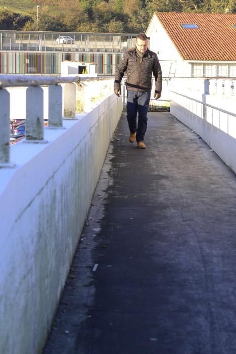 Los Bomberos de A Coruña echan sal por el hielo