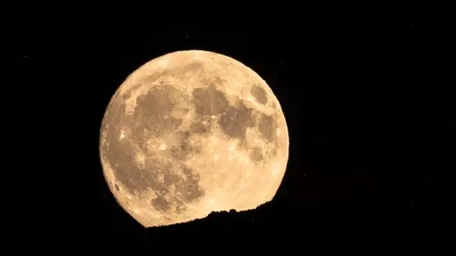 FOTOGALERÍA | La 'Luna del Ciervo' ilumina la noche de Hervás.