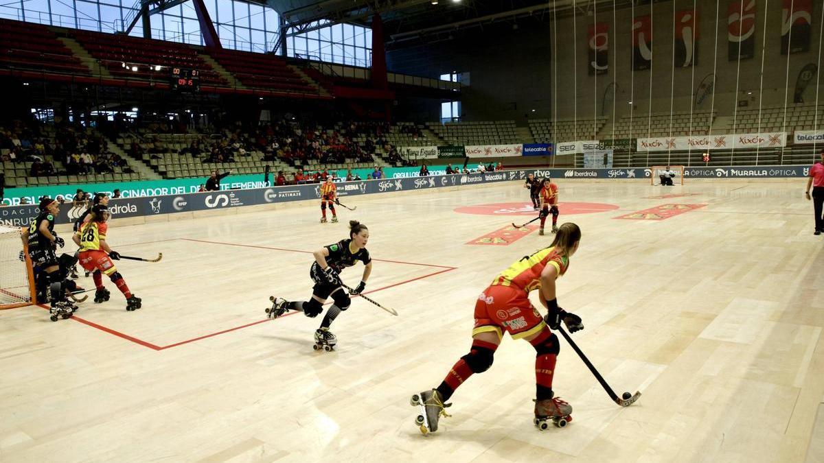 Una jugada del partido entre el Vila-Sana y el Manlleu disputado en el Palacio de los Deportes de La Guía.