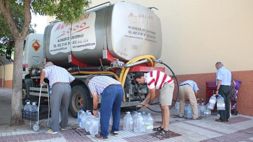 Vecinos del municipio de Fuente de Piedra recogiendo agua potable.