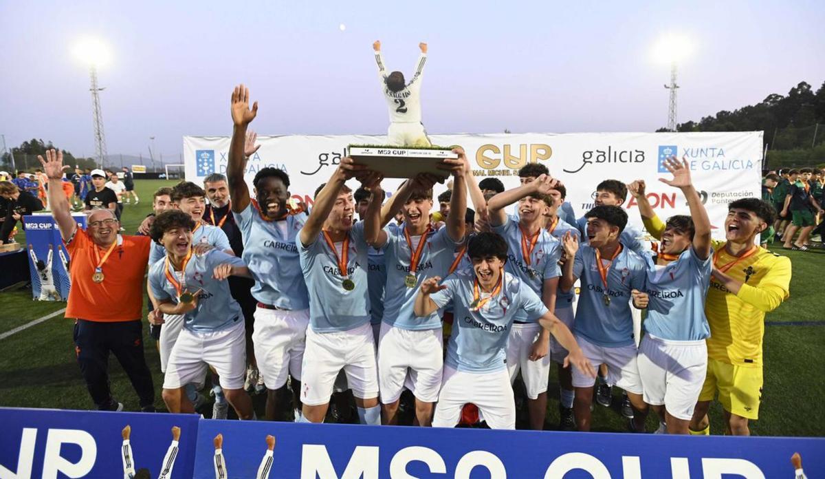 Los juveniles del Celta festejan su victoria. |  Pablo H. Gamarra