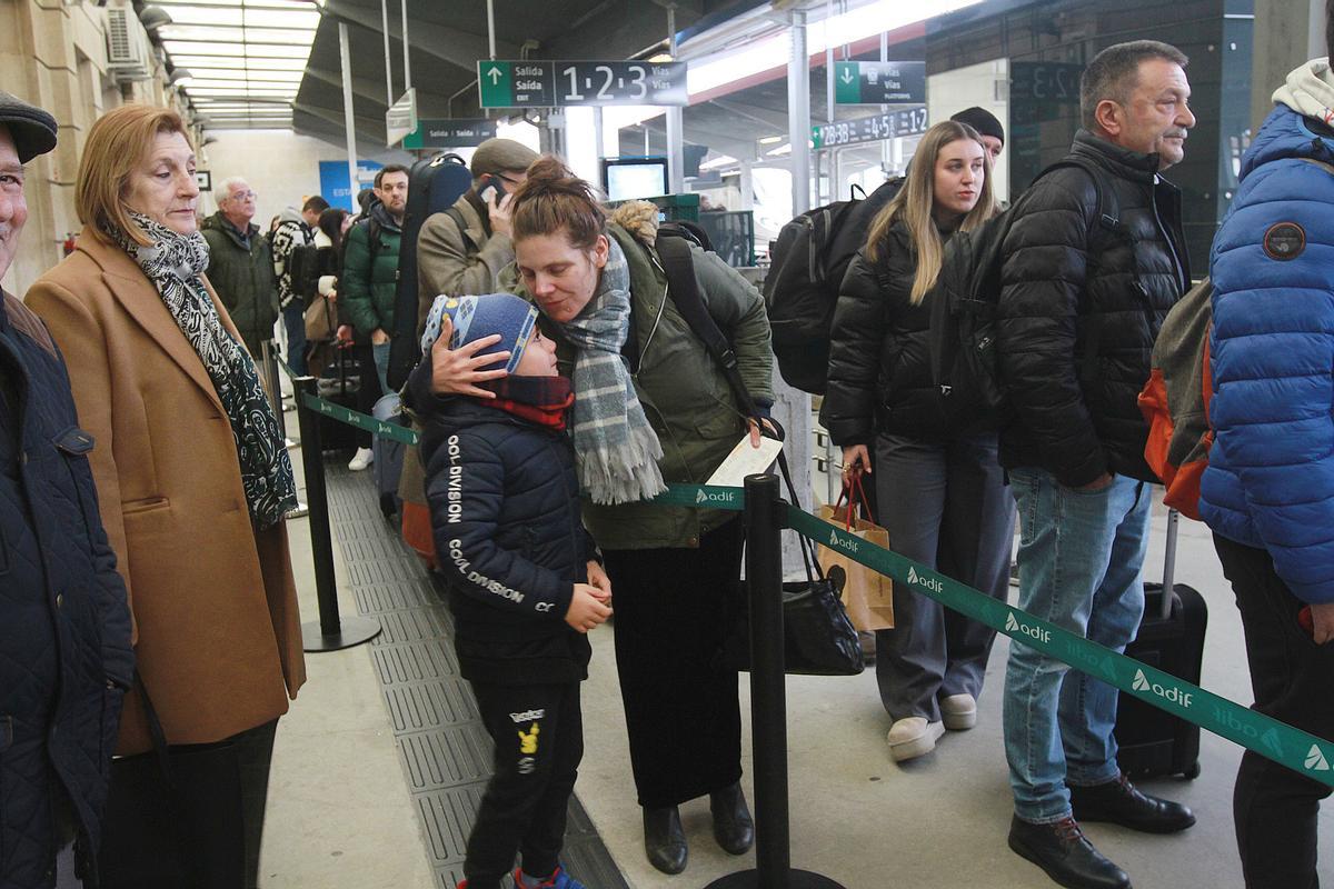 Una mujer se despide de un año antes de subirse al tren, ayer en la estación de Ourense.