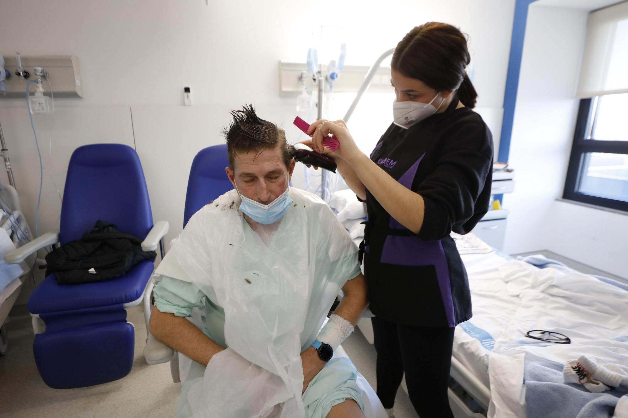 Las alumnas del IES Algarb cortan el pelo a pacientes ingresados en Can Misses