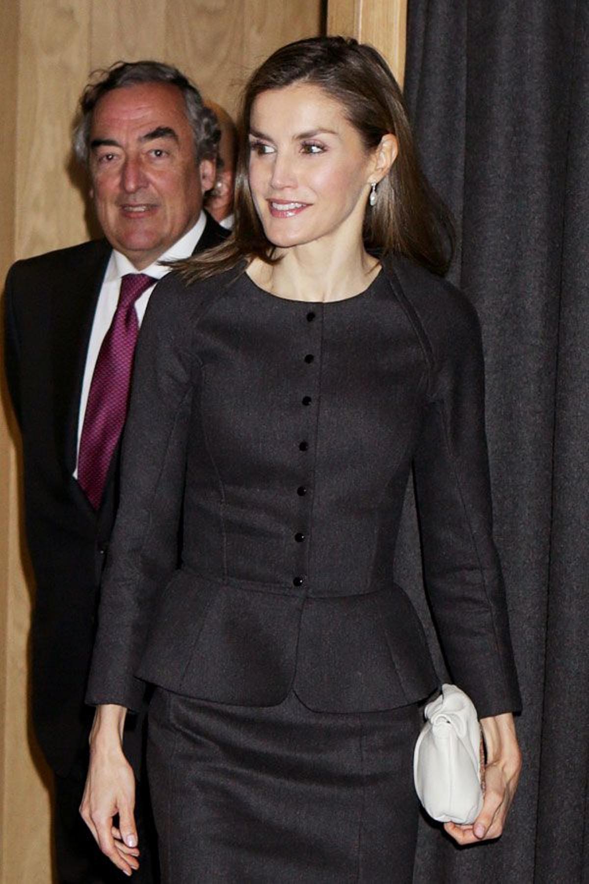 Letizia Ortiz con traje peplum de Nina Ricci y bolso Malababa