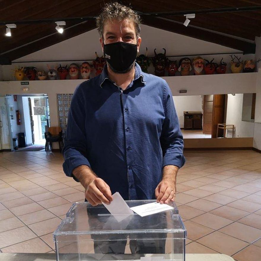 Lluís Apesteguia ha emitido su voto desde la mesa habilitado en su pueblo de Deià.