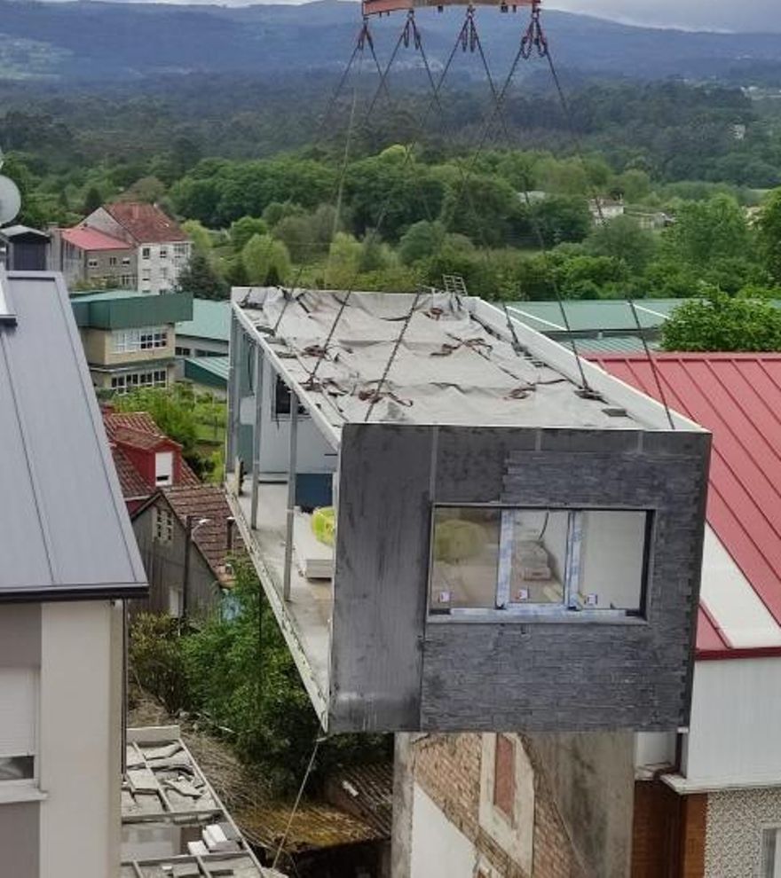 Una grúa elevó los cuatro módulos por encima de un edificio y los colocó entre otros dos. | // BERNABÉ/J. LALÍN