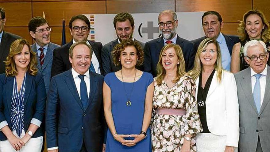 La consellera Patricia Gómez, (segunda por la derecha), en la foto de familia con la ministra Montserrat.