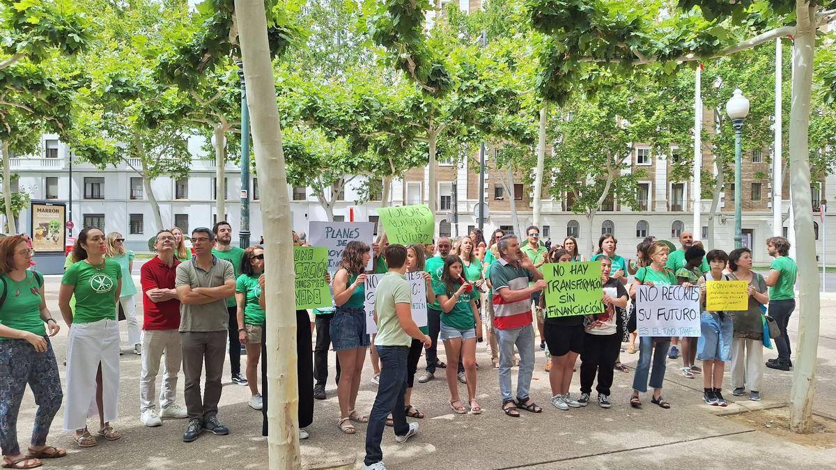 Protesta de la comunidad educativa del Ramón y Cajal, este jueves, antes las puertas del Pignatelli.