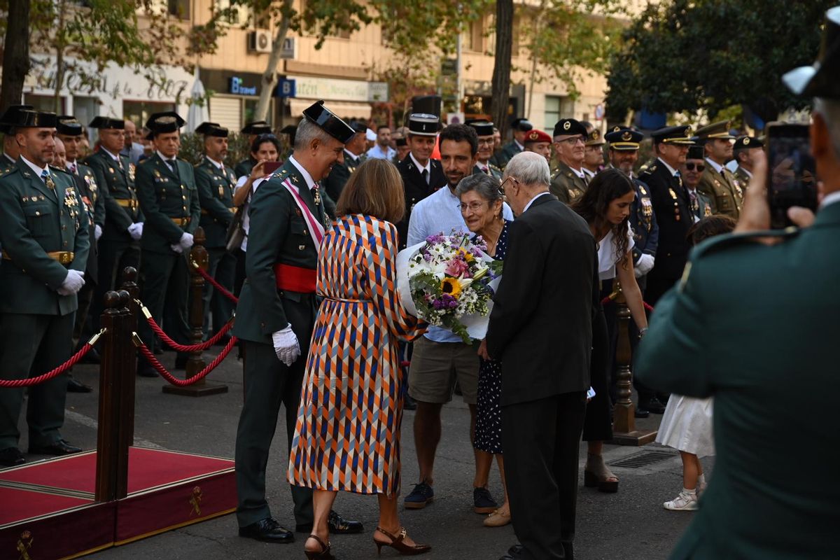 Alfonsa, al recibir el ramo de Flores, junto a su marido.