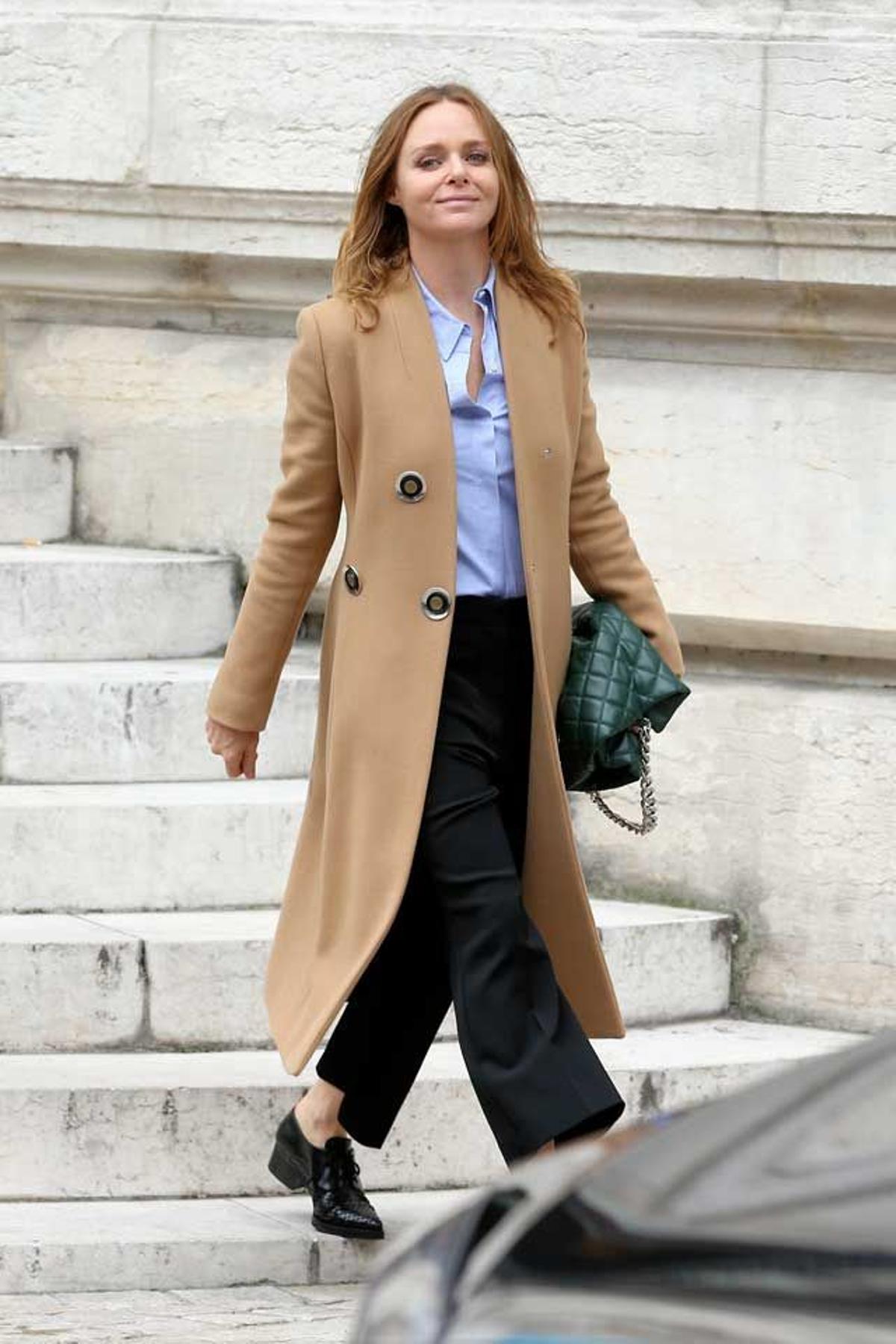 Stella McCartney, a la llegada de su desfile en la PFW.