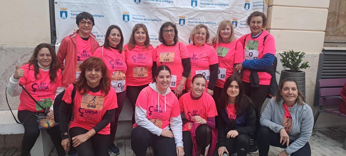Participantes en la edición del año pasado de la Cursa de la Dona de Tavernes