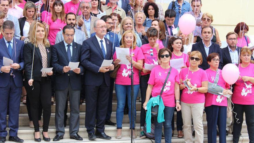 Lectura del manifiesto, en la puerta del Ayuntamiento de Málaga.