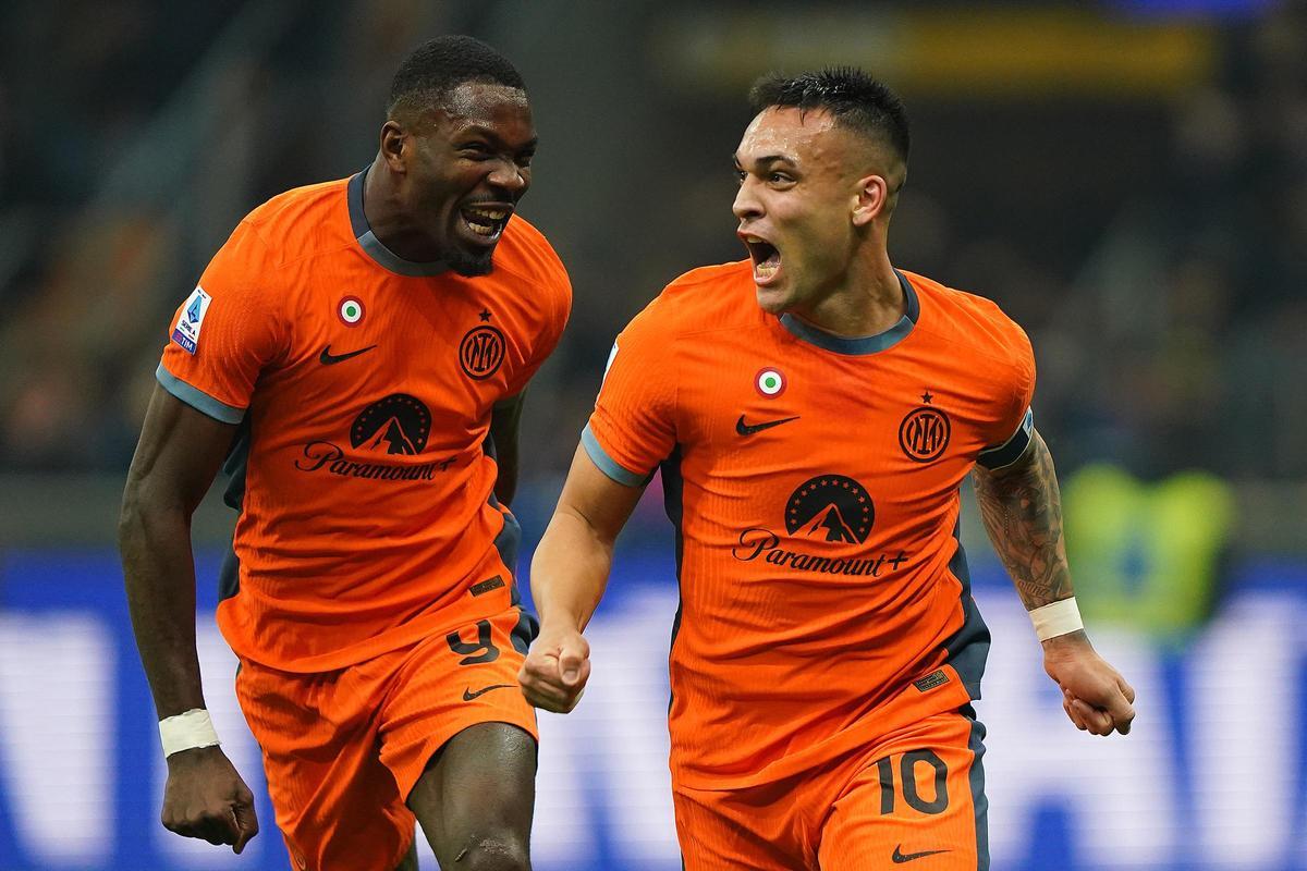 Marcus Thuram (izquierda) y Lautaro Martínez (derecha) celebran un gol del Inter contra la Salernitana.