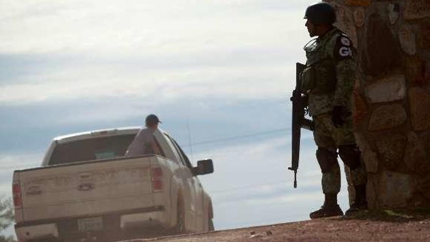 Un soldado mexicano monta guardia en las propiedades de los mormones masacrados por narcos el pasado día 4 en Sonora. // Reuters