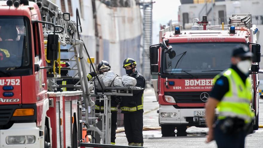 Extinguido el incendio en un barco en el puerto de La Luz con tres fallecidos